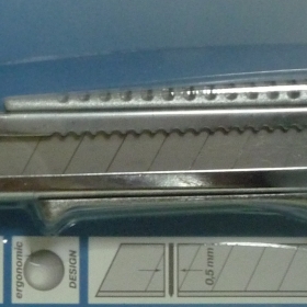 Нож 18мм винтовой фиксатор "Aluminium-twist" (Remocolor) 